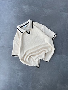 เสื้อโปโลถักเนื้อผ้าคุณภาพสูงแบบกำหนดเองจากผู้ผลิต คอปกตัดสี แถบยางยืดที่ข้อมือ คอวี - Product Image 3