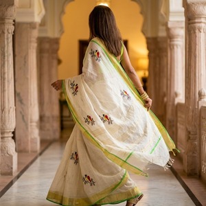 Sari en coton à motif d'oiseaux dessiné à la main avec bordure verte pour femmes, tenue indienne traditionnelle, style décontracté longueur ras du sol - Product Image 5