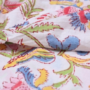 Tela de Algodón Estampada con Bloques Kalamkari Blanca con Diseño Floral Multicolor, Ecológica y de Calidad de Exportación, para Prendas de Vestir y Textiles para el Hogar - Product Image 4