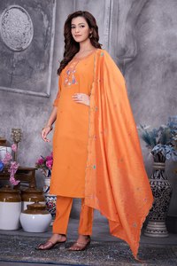 Conjunto de Kurti de Seda Romana de Lujo con Bordado, Pantalón a Juego y Dupatta de Maslin |   Fabricante de Ropa B2B - Product Image 3