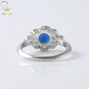 Anillo de Compromiso Vintage Art Deco con Zafiro Azul, Diamante Redondo y Moissanita, Diseño de Inspiración Victoriana en Oro de 18K - Product Image 6