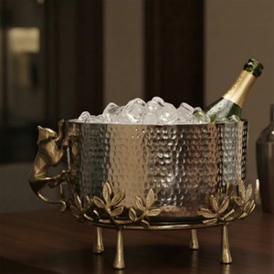 Seau à glace en métal martelé avec poignée singe et support en forme de feuille, refroidisseur à champagne rond de luxe isolé - Product Image 2