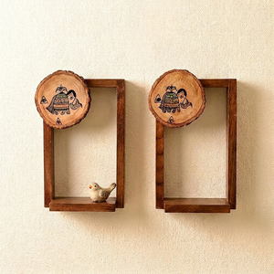 Estante de Pared de Madera Hecho a Mano con Marco de Madera Rústica y Panel Decorativo de Arte Folclórico para Decoración del Hogar, Sala de Estar y Dormitorio - Product Image 1