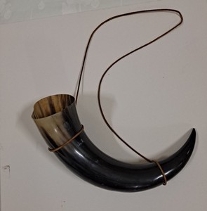 Corne à boire viking de qualité supérieure avec support, en corne de vache naturelle polie, pour bière, vin, cadeau, décoration, thème animal, artisanale - Product Image 1