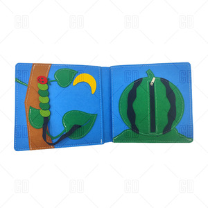 Livre sensoriel interactif en feutre sur le thème des animaux de la ferme et de la récolte, classique rouge - Product Image 5