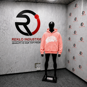 Sudadera con Capucha Rosa con Gráficos y Letras Blancas en Grafiti, Sudadera Oversize Texturizada de Estilo Urbano Informal - Product Image 3