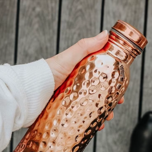 Botella de Cobre Martillado Elegante y Resistente de 950 ml para Viaje - Product Image 6