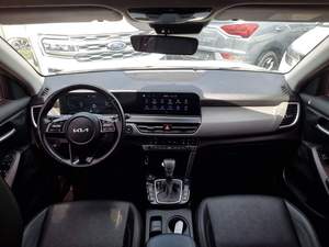 SUV d'occasion coréen 2023 Kia Seltos 1.6L Turbo Édition Deluxe Essence Automatique Intérieur Cuir Foncé Faible Consommation de Carburant - Product Image 3