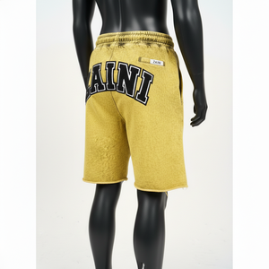 Shorts en molleton de coton premium 320 GSM, lavage à l'acide, jaune vintage, streetwear avec patch en chenille, logo personnalisé - Product Image 5