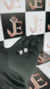 Boucles d'oreilles clous en argent 925 certifiées GRA, serties de moissanite, avec fermoir à vis, motif fleur magnifique, prix usine - Product Image 4