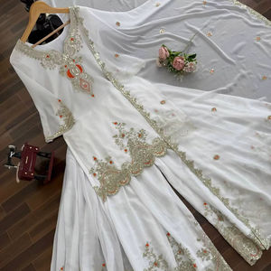 Nuevo Conjunto de Diseñador en Faux Georgette con Bordado Intenso y Lentejuelas, Top, Pantalón y Dupatta Completamente Cosidos - Product Image 1