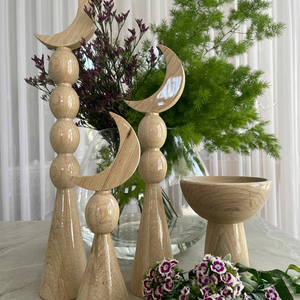Ensemble de sculptures en bois laqué en forme de croissant de lune, sphères empilées lisses et bases coniques pour un intérieur moderne et sophistiqué - Product Image 5