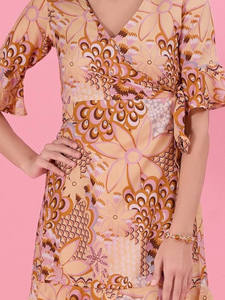 ชุดเดรสทรงเอพิมพ์ลายดอกไม้สีเหลือง คอวี แขนพองสามส่วน ชายกระโปรงระบาย ความยาวปานกลาง เอวทรงธรรมชาติ ผลิตจากผ้าจอร์เจตที่เป็นมิตรต่อสิ่งแวดล้อม - Product Image 4