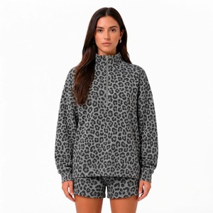 Achetez un ensemble court oversize de qualité supérieure pour femme, avec un sweat-shirt à col montant et demi-zip sur le devant, à manches longues et coupe décontractée, et un short décontracté assorti. - Product Image 2