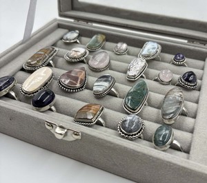 Venta al por Mayor de Fábrica: Lote Mixto de Anillos Unisex Modernos Chapados en Plata 925 con Piedras Preciosas Naturales - Product Image 6