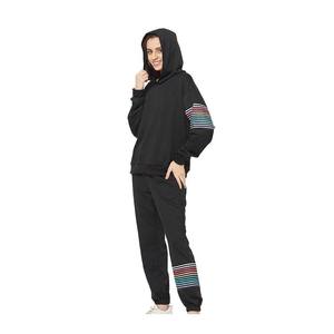 Ensemble de survêtement deux pièces tendance avec sweat à capuche court et pantalon de jogging, conçu pour les femmes qui aiment les tenues modernes, branchées et sportives. - Product Image 6
