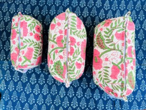 Set de Bolsas de Maquillaje Acolchadas de Algodón con Estampado Floral: Bolsas de Aseo Hechas a Mano, Bolsas de Viaje Estilo Boho, Neceser Indio, Bolsa para Hombre y Mujer - Product Image 2