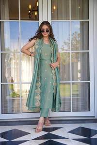 Ensemble Kurti en viscose Chanderi de créateur avec broderie Zari, bas et dupatta assortis – Vêtements ethniques élégants pour l'été et l'automne – Vente en gros - Product Image 5