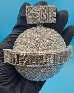 Colgante Fame The World Is Mine, Plata de Ley 925, Moissanita, Corte Brillante Redondo, Amuleto de Lujo Temático, Regalo Unisex - Product Image 1