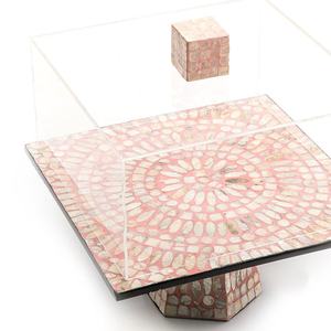 Support à gâteau artisanal ultime en nacre, socle en coquille grise à motifs étoilés avec couvercle transparent, parfait pour la présentation de desserts. - Product Image 4