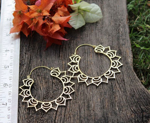 Pendientes de Aro Anchos Curvos de Oro Hechos a Mano, Gruesos y Martillados, Estilo Bohemio Minimalista, Venta al por Mayor por Hari Om Creations - Product Image 3