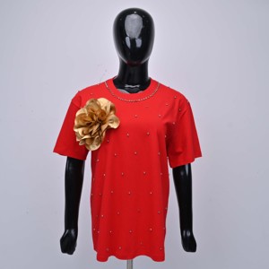T-shirt en jersey rouge pour femme, col rond, manches courtes, avec logo en strass et embellissement floral doré, idéal pour l'été et les activités en extérieur - Product Image 1