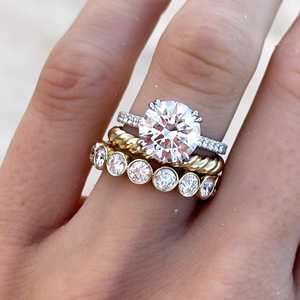 Anillo de compromiso de diamante cultivado en laboratorio de 2 quilates, corte redondo, engaste de doble punta, banda recta solitaria de 1.75mm, venta al por mayor, oro macizo de 14k y 18k - Product Image 4