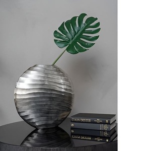 Vase floral en aluminium raffiné pour embellir l'intérieur, arrangements floraux décoratifs et style moderne pour la maison - Product Image 1