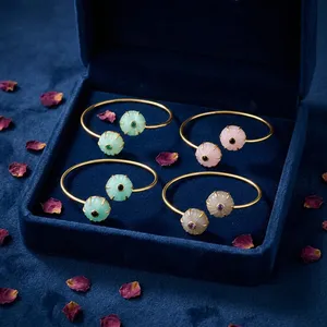Brazalete Abierto Ajustable de Latón Chapado en Oro de 18K para Mujer, con Piedra Preciosa Natural de Ojo de Gato en Forma de Flor, Color Rosa Acuático y Gris - Product Image 1