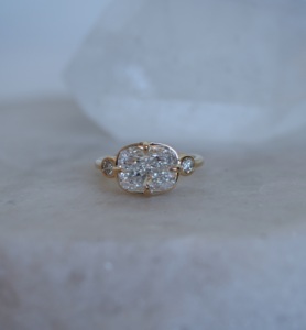 Bague en diamant de laboratoire taille coussin East West de 2 carats, bague de fiançailles à trois pierres en or 14 carats, certifiée IGI - Product Image 3