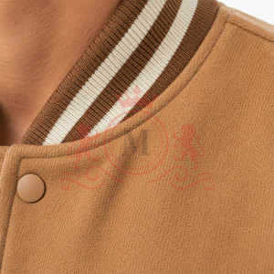 Chaqueta Letterman Beige Camel Más Vendida, Tejido Suave, Mangas en Contraste, Puños Acanalados, Atuendo Elegante de Moda Urbana - Product Image 5