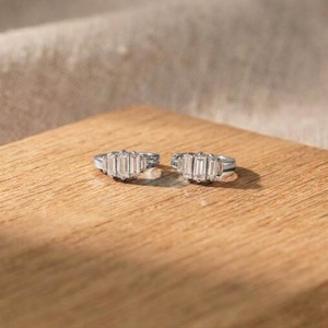Boucles d'oreilles créoles Huggies minimalistes en diamant de laboratoire taille baguette, 0,55 carat par paire, couleur E, clarté VVS, bijoux fins - Product Image 2