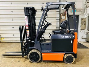 Excavadora Amarilla Usada Confiable de 3000 kg con Pocas Horas de Uso y Sistema Hidráulico Fluido para Trabajos de Construcción Profesional - Product Image 2