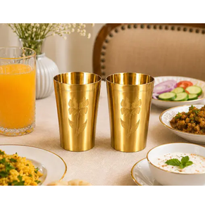 Vasos de latón hechos a mano con acabado dorado y diseño floral, de calidad premium, ecológicos y reutilizables. - Product Image 1