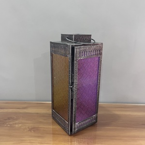 Lanterne de Ramadan en métal de style artisanal vintage avec panneaux en verre colorés, lanterne à bougie pour la décoration de la maison - Product Image 3