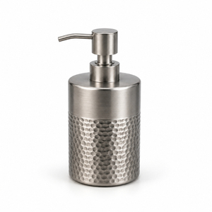 Dispensador de Jabón Metálico Antiguo al por Mayor, Botella Vintage con Grabado de Lirio Cala para Jabón Líquido, Bomba de Loción de Lujo con Acabado en Peltre - Product Image 4