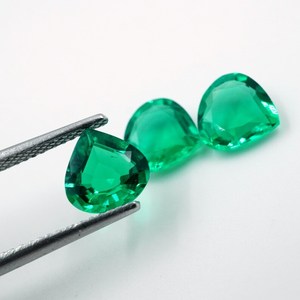 Piedra Preciosa de Esmeralda Cultivada en Laboratorio, Corte Corazón Verde de 2.60 Quilates (3 Piezas), HAYAAT GEMS para Joyería, 7x7 mm, de Rajasthan - Product Image 4