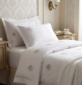 Parures de lit personnalisées en gros avec broderie d'hortensias violets, en coton blanc, lavables en machine, pour la maison, l'hôtel et les mariages - Product Image 3