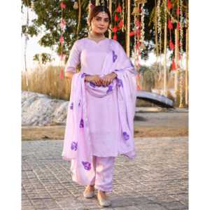 Conjunto de Traje de Satén Pintado a Mano con Lavanda, Diseño Étnico Festivo para Bodas y Fiestas, Colección Premium para Mujer - Product Image 6