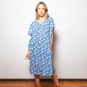 Vestido Kaftan de Algodón Azul con Estampado a Mano, Diseño Floral Blanco, Ecológico, para el Verano - Product Image 1