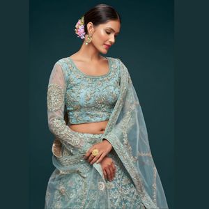 Lehenga Choli de Diseño con Bordado de Hilo Zari Badla, Lentejuelas y Dori, con Dupatta - Product Image 4