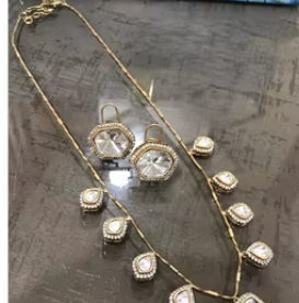 Ensemble de pendentifs de créateur simple style diamant américain avec chaîne en or et boucles d'oreilles assorties pour le glamour de tous les jours - Product Image 2