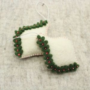 Ornement carré en feutre blanc avec bordure verte et perles rouges, décoration de Noël à suspendre - Product Image 4