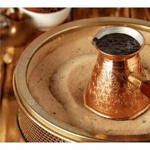 Cafetière turque en cuivre à motif floral en relief, Ibrik Cezve, avec poignée en bois, pour café moulu - Product Image 1