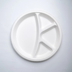 Assiette ronde jetable en bagasse de 11 pouces à 4 compartiments, en pulpe de canne à sucre, compostable pour plats à emporter et buffets - Product Image 1