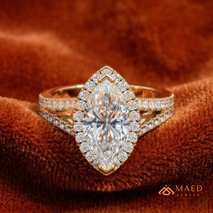 Anillo de compromiso de oro amarillo de 14K/18K personalizado con diamante marquesa, halo de diamantes cultivados en laboratorio y banda de doble fila pavé. - Product Image 1