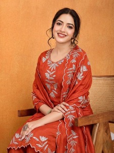 Conjunto de Salwar Kameez de Seda Naranja Rústico de Lujo con Bordado Zari Plateado, Kurta Recta, Pantalón y Dupatta para Bodas y Fiestas Indias y Pakistaníes - Product Image 2