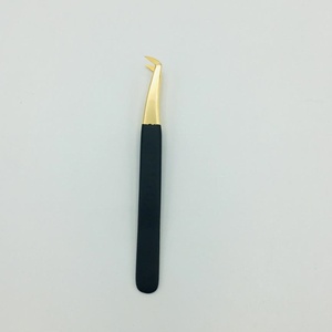 Pince à cils RMI en acier inoxydable avec pointe en plasma doré, revêtement noir, 10 mm, poignée lisse, pointe volume à 45 degrés - Product Image 1