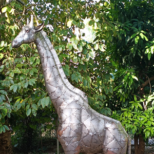 Sculpture de girafe en fer pour jardin, 7 pieds, design artistique, écologique et moderne pour anniversaire - Product Image 1