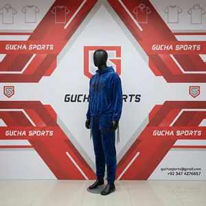 Conjunto deportivo de terciopelo azul para hombre con sudadera con capucha y pantalones jogger, tela suave de primera calidad, estampado urbano, atuendo elegante de estilo streetwear. - Product Image 3